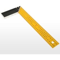 Sarı Marangöz Gönyesi 300mm - Orta Hassas Klasik Profesyonel - Klasik sarı renkli marangöz gönyesi, 300 mm boy. Geleneksel marangoz mesleğinin standart aleti; sarı renk talaş ve toz dolu atölyede yüksek görünürlük sağlar. Orta hassas marangoz, mobilya yapımı, ev tamir için tasarlanmıştır; profesyonel marangoz atölyelerinde temel ekipman.